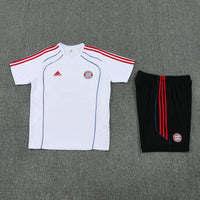 Maglia da allenamento e pantaloncini del Bayern 25/26