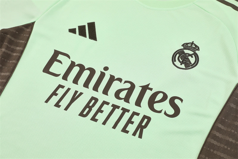Maglia da allenamento e pantaloncini del Real Madrid 25/26