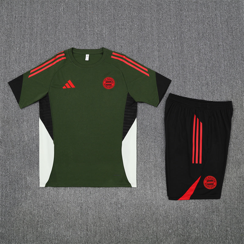 Maglia da allenamento e pantaloncini del Bayern 25/26