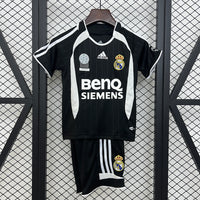 T-shirt e Pantaloncini Bambino Real Madrid Retro Away 06/07