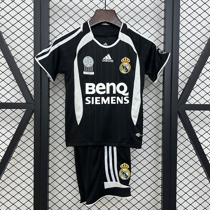 T-shirt e Pantaloncini Bambino Real Madrid Retro Away 06/07