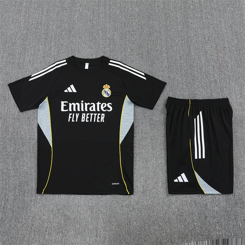 Maglia da allenamento e pantaloncini del Real Madrid 25/26