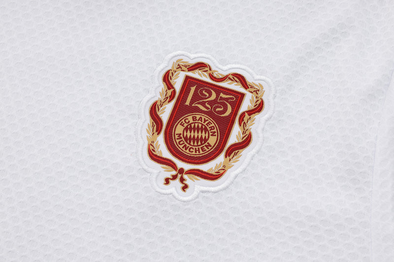 Maglia da allenamento e pantaloncini del Bayern 25/26