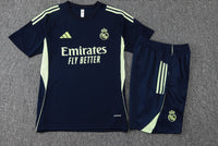 Maglia da allenamento e pantaloncini del Real Madrid 25/26