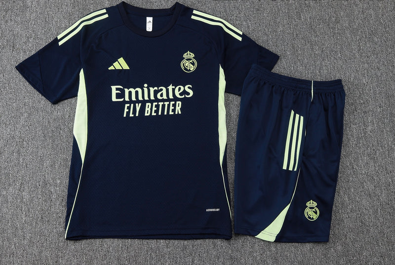 Maglia da allenamento e pantaloncini del Real Madrid 25/26