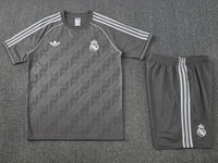 Maglia da allenamento e pantaloncini del Real Madrid 25/26