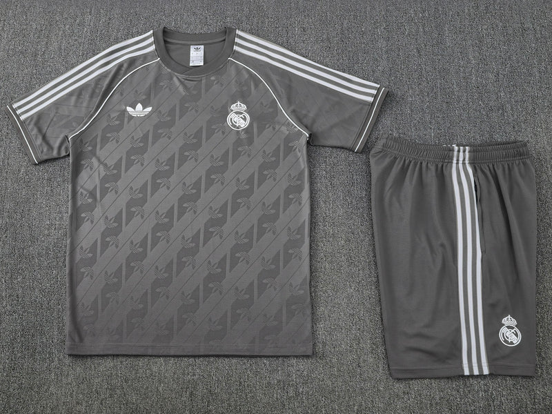Maglia da allenamento e pantaloncini del Real Madrid 25/26