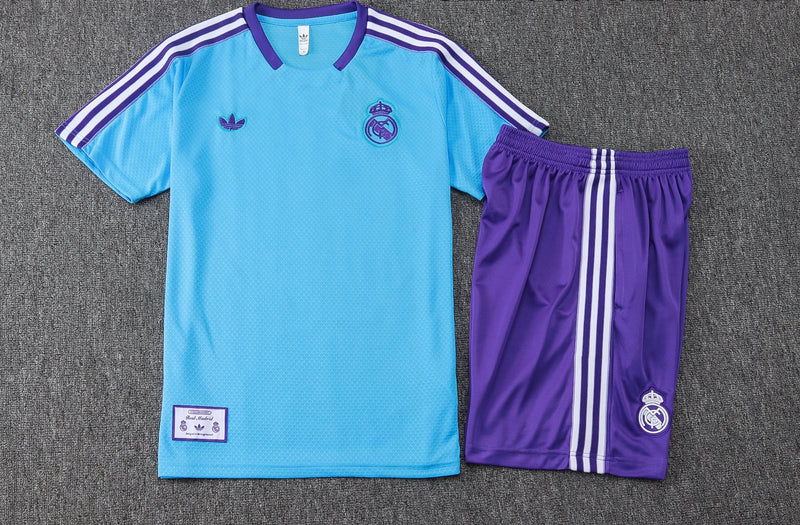 Maglia da allenamento e pantaloncini del Real Madrid 25/26