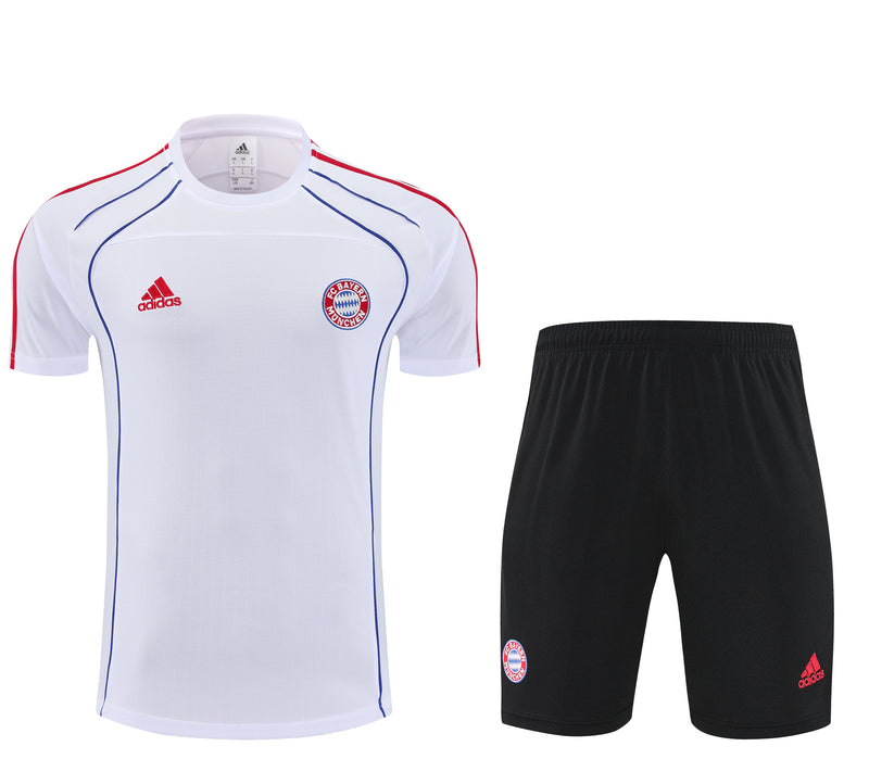 Maglia da allenamento e pantaloncini del Bayern 25/26