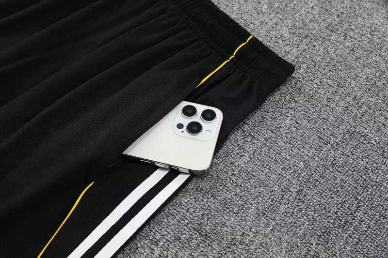 Maglia da allenamento e pantaloncini del Real Madrid 25/26