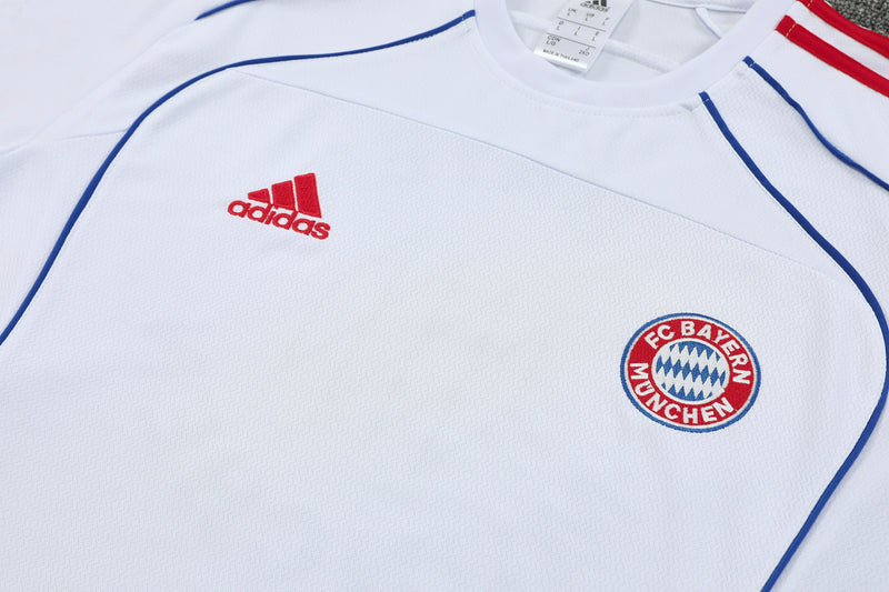 Maglia da allenamento e pantaloncini del Bayern 25/26