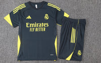 Maglia da allenamento e pantaloncini del Real Madrid 25/26