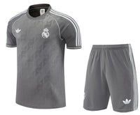 Maglia da allenamento e pantaloncini del Real Madrid 25/26