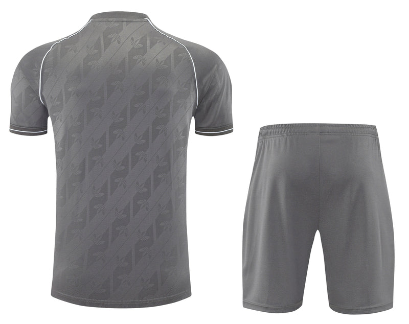 Maglia da allenamento e pantaloncini del Real Madrid 25/26